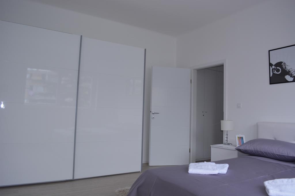 Apartment Seven Split Room photo